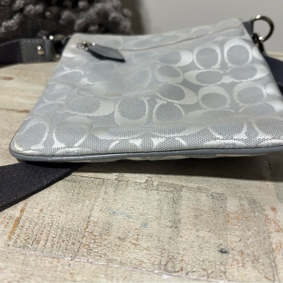 ❤️Coach Signature Pattern Crossbody Bag in Light Gray - Picture 3 of 4